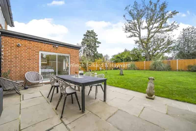 6 Bedroom Detached Family Home with Garage