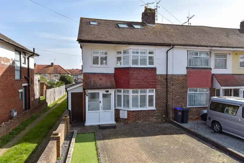 4 Bedroom End Terrace House for Sale