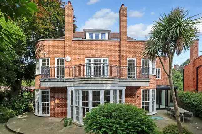 Luxury 6-Bedroom Family Home in Hampstead