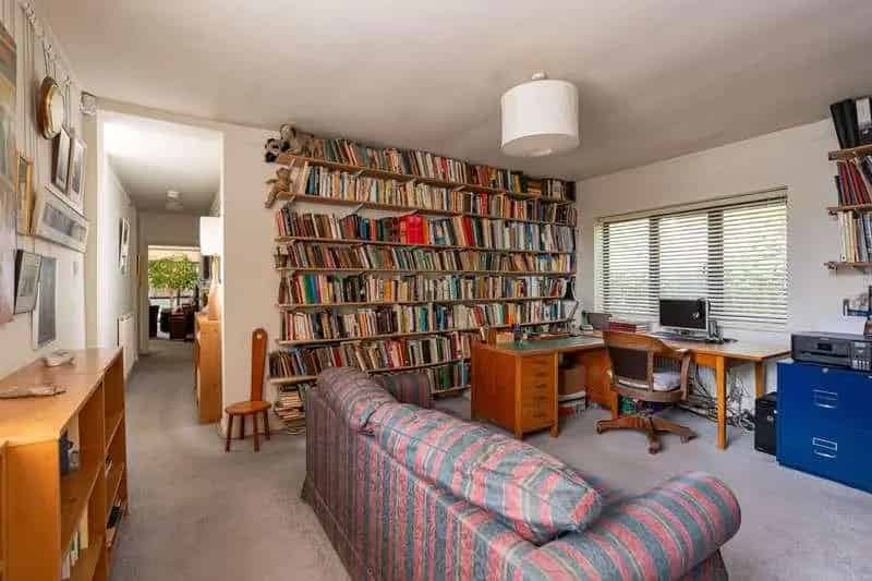 5 Bedroom Detached House for Sale in Old Marston