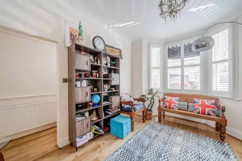 4-Bedroom House West Wimbledon Near Holly Mount School