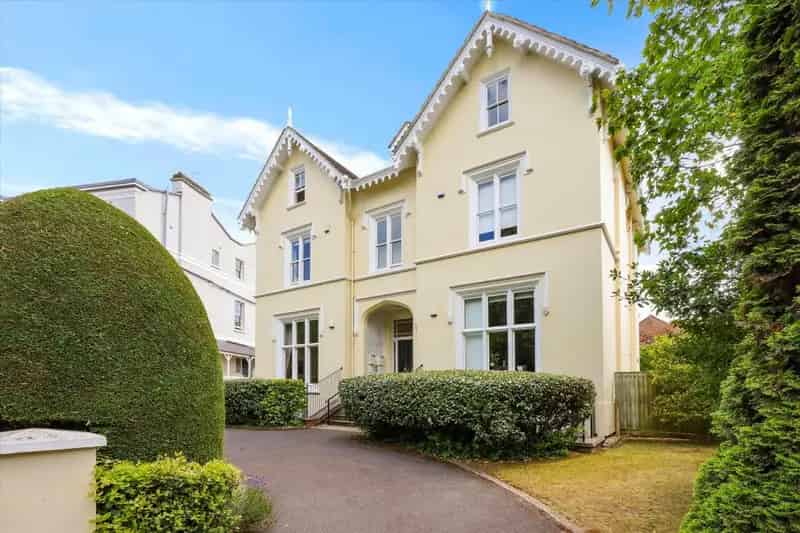 2 Bedroom Flat for Sale in Cheltenham Cotswolds
