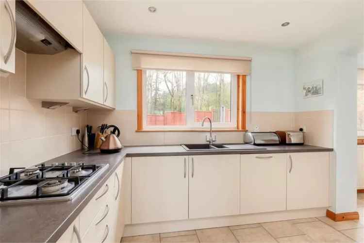 4 Bed House - Detached with 2 Reception Rooms