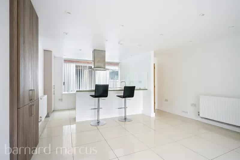 Spacious Apartment with Bi Fold Doors and Communal Garden