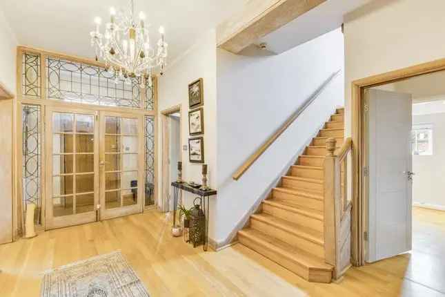 Detached House for Sale in Netherhall Gardens NW3