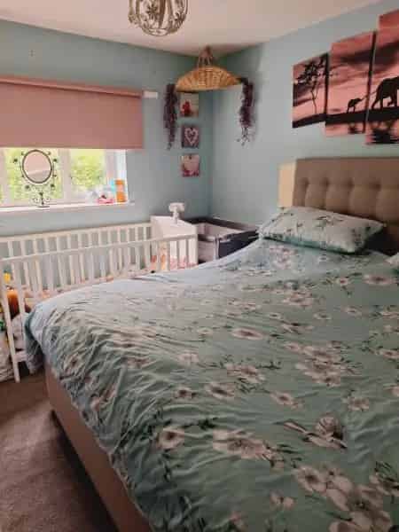 2 Bedroom House with Big Garden and Log Burner