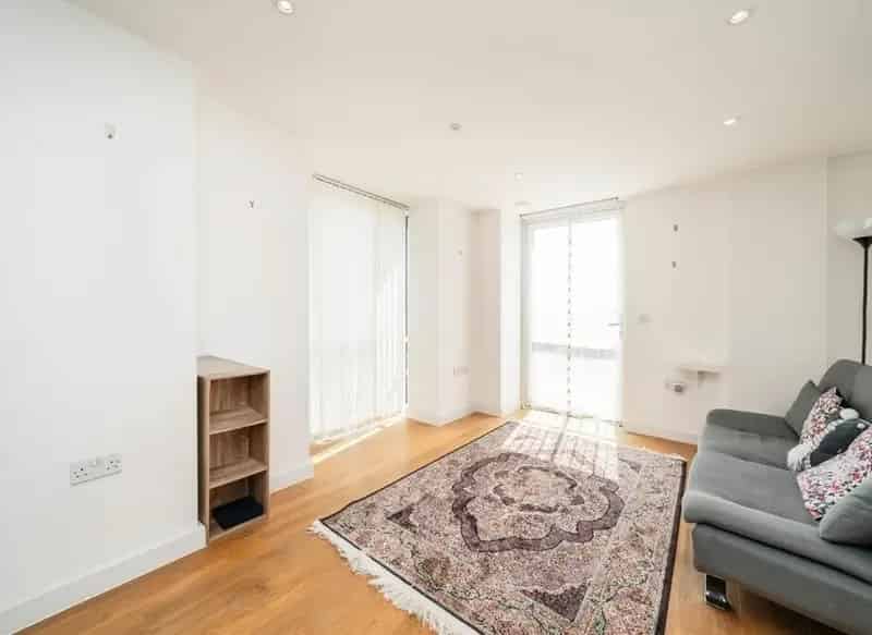 Modern Riverside Apartment Brentford High Standard Balcony River Views