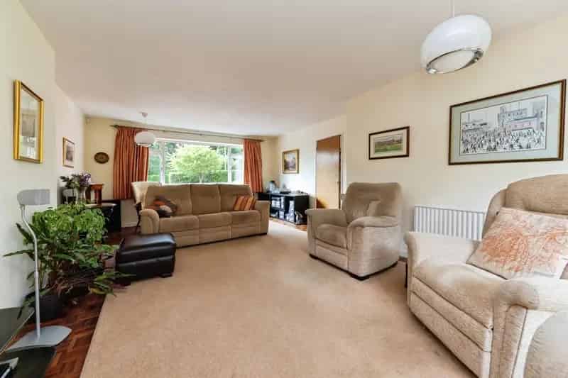 5 Bedroom Detached House Near Lister Hospital