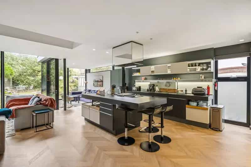 Semi-Detached House to rent with 5 bedrooms, Hertford Avenue, London