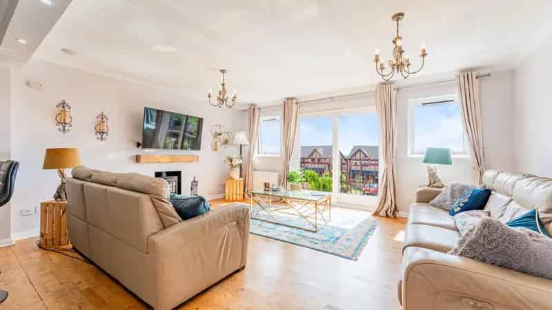 Large Detached Villa in North Baljaffray with Annex