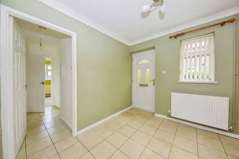 Spacious Semi-Detached Bungalow in Stamford with Garden and Carport