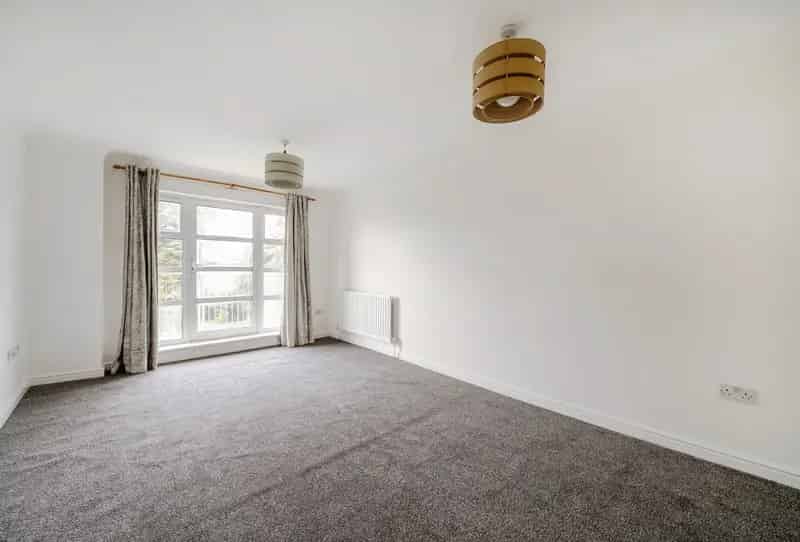 2 Bedroom Flat for Sale near Kingsbury Tube