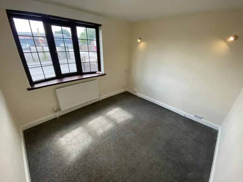2 Bed Terraced House with Garden - Modern Kitchen & Bathroom