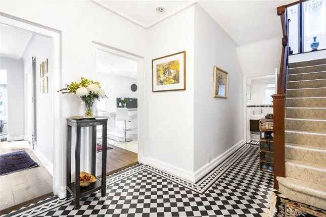 Detached House for Sale in Mill Hill NW7