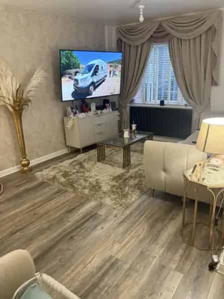 Family Home 2 Double 2 Single Bedrooms Large Garden New Kitchen Bathrooms