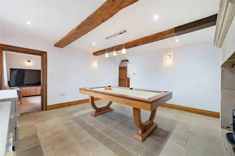 6 Bedroom Detached House with Annexe and 2.5 Acres of Land