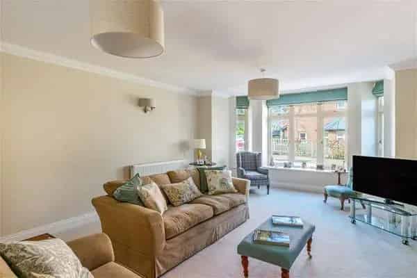 2 Bed Apartment in Winchester with Private Terrace and Parking