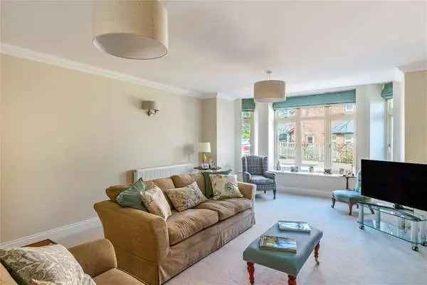 2 Bed Apartment in Winchester with Private Terrace and Parking