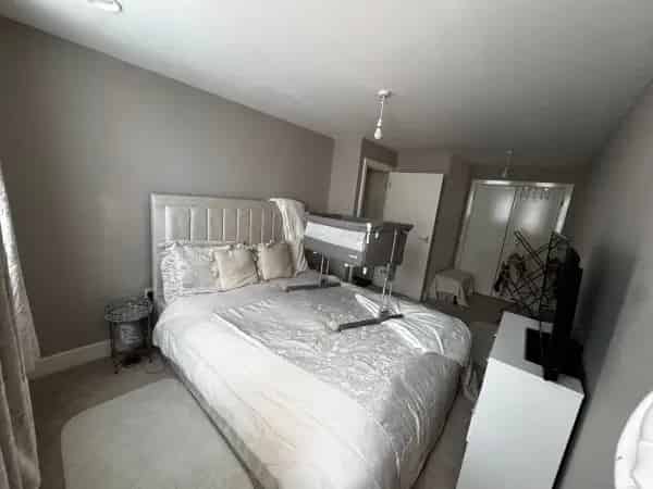 Spacious 2-Bedroom Flat Near Train Station