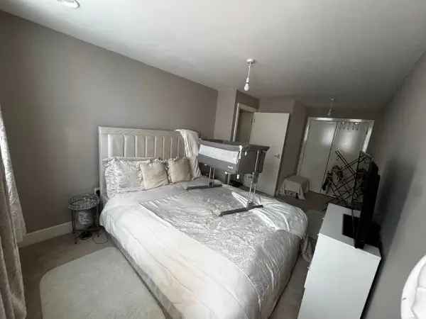 Spacious 2-Bedroom Flat Near Train Station
