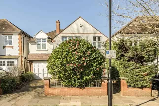 Detached House for Sale in Chiswick W4