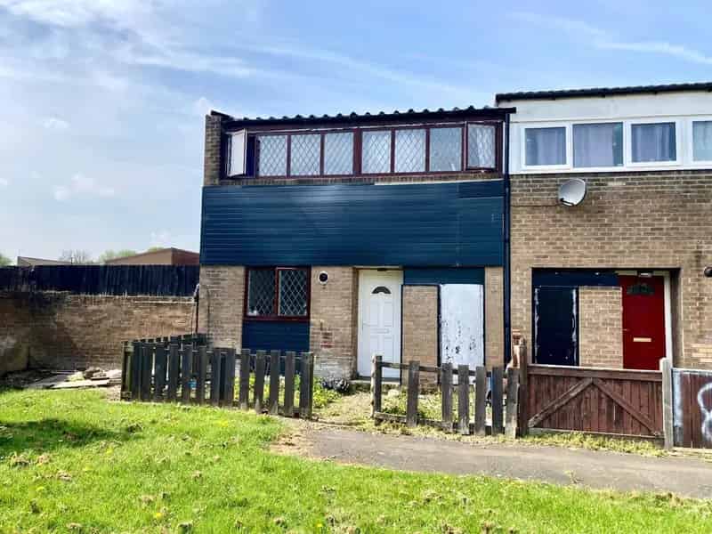 Four Bedroom End Terraced House Requiring Renovation