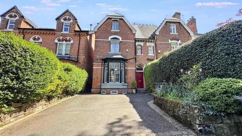 6 Bedroom Semi-Detached House for Sale