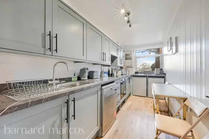 Two Double Bedroom Flat Near Richmond Park - Chain Free