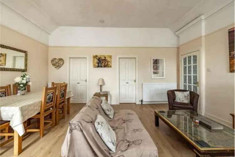 3 Bed Flat - Upper with 1 Reception Room