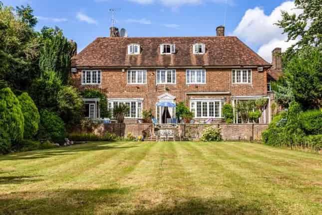 Unique Detached House For Sale In Stanmore