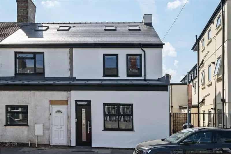 2 bed flat for sale