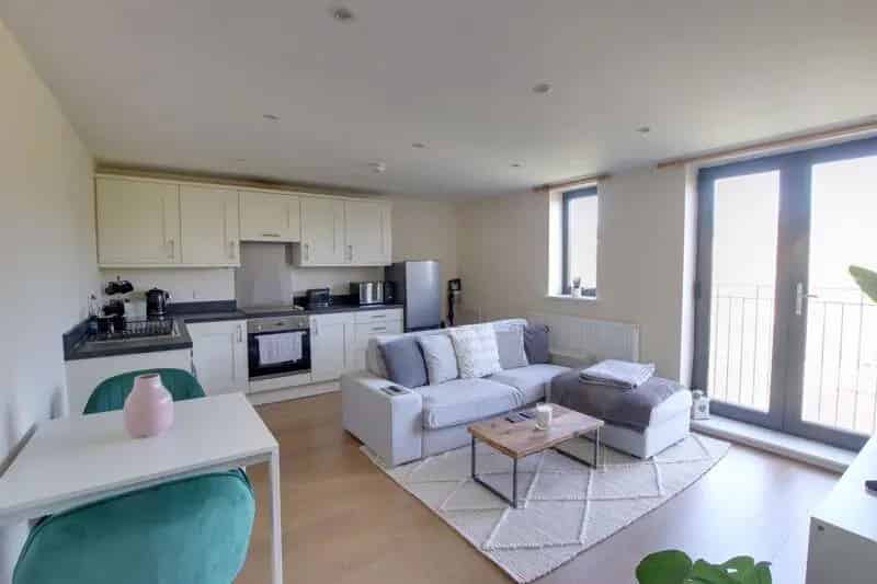 2 Bedroom Top Floor Apartment Near Bath