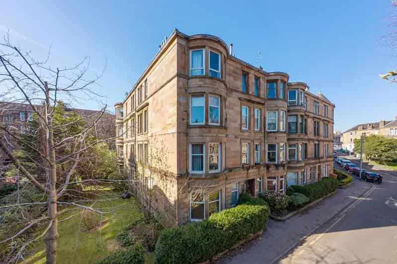 2 Bedroom Tenement Flat for Sale in Battlefield Glasgow