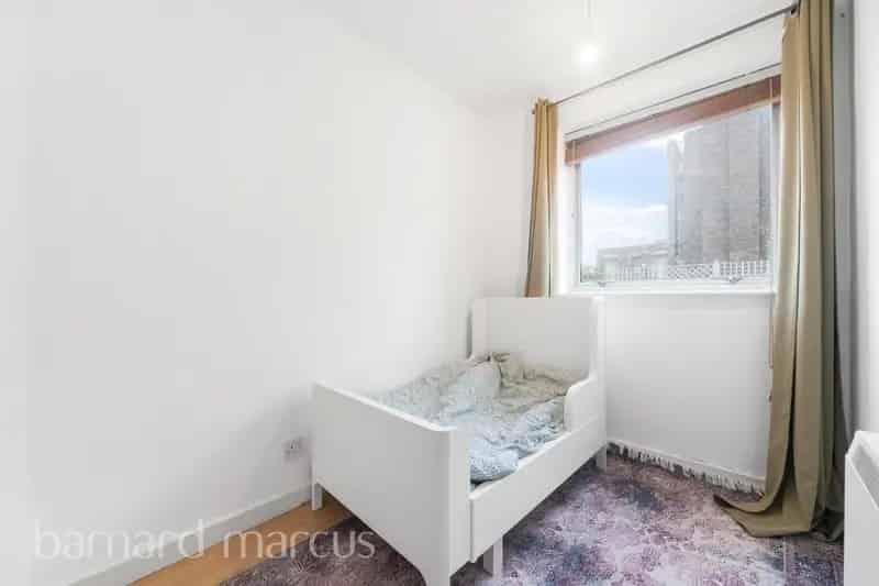 Flat For Rent , 52, Parkgate Road, London, England
