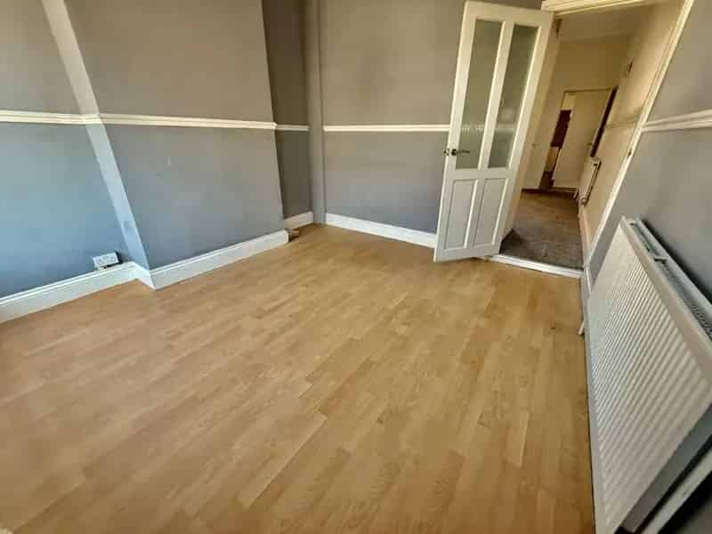 2 Bedroom Terraced House to Rent Near Shops and Schools