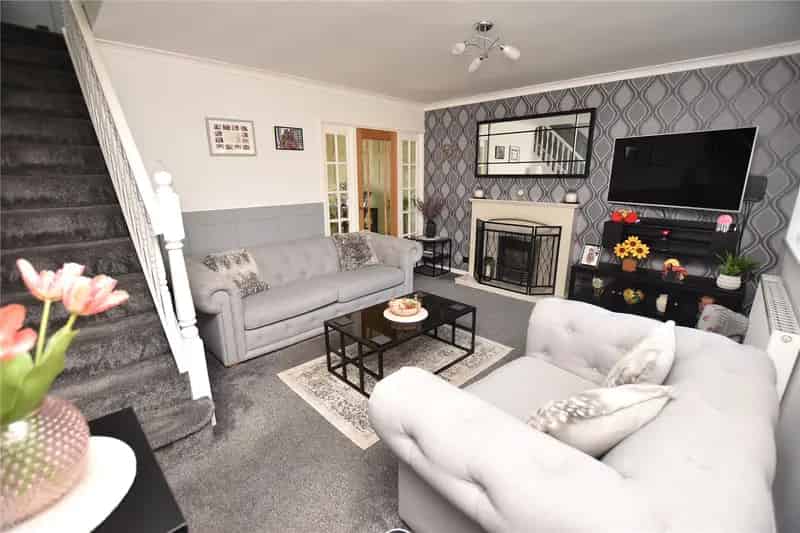 Semi Detached House Ready to Move Into Modern Kitchen 3 Bedrooms Garage