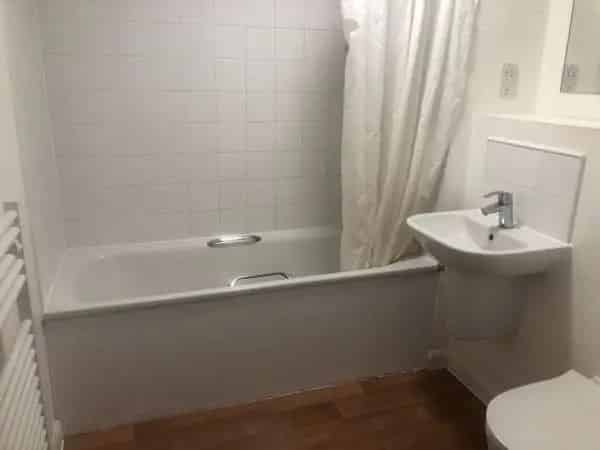 Spacious 1-Bed Flat near Borehamwood Station - Secure Parking