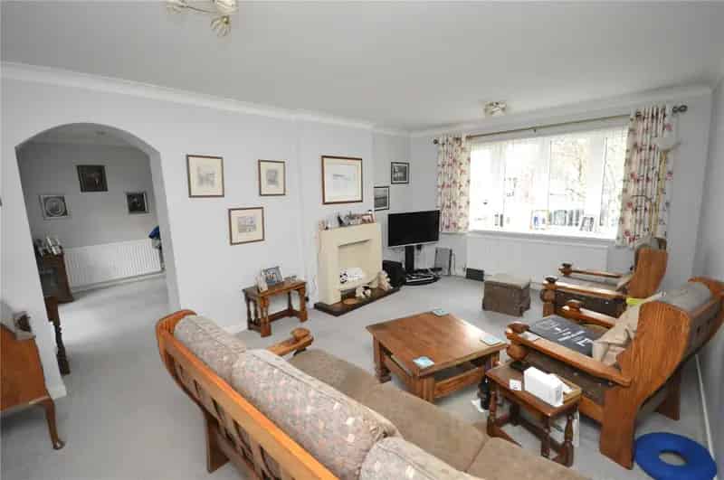 Extended 3-Bed Detached Bungalow Near M62 M1