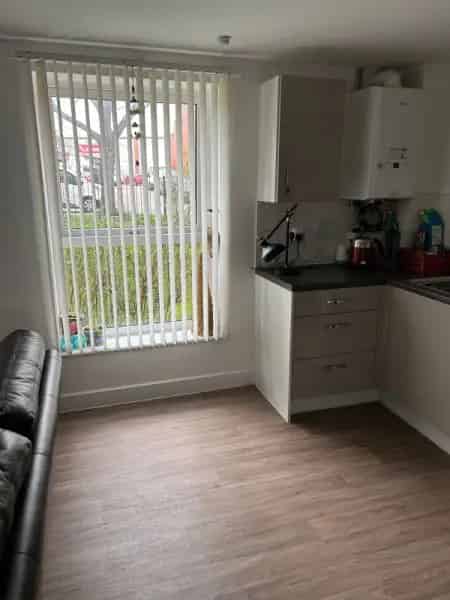 Beautiful 2 Bed Ground Floor Flat Near Town Centre