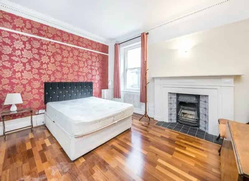 One Bedroom Flat near Earls Court Tube Station