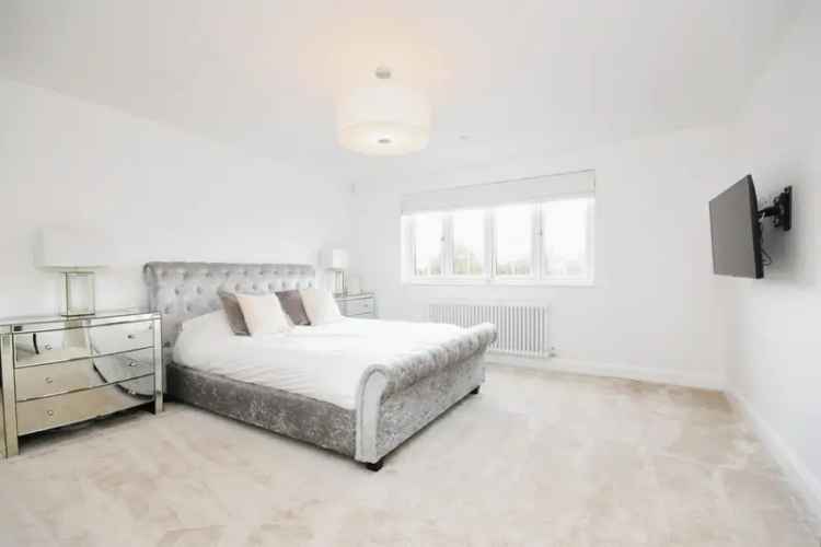Spacious 4-Bed Family Home Great Baddow Detached Garage En-Suites