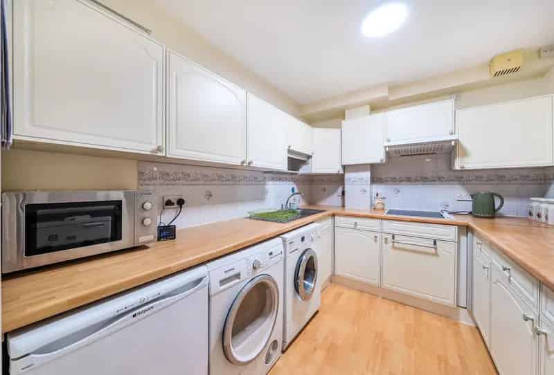 2 Bedroom Flat for Sale near Wallington High Street