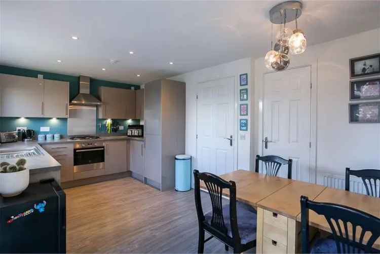 4 Bed House - Detached with 1 Reception Room