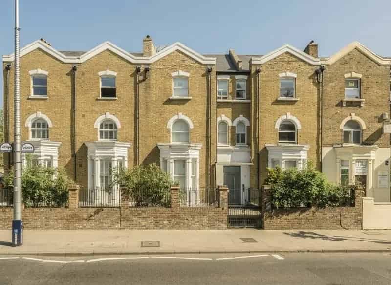 Acton Studio Flat Top Floor Ample Storage Near Transport