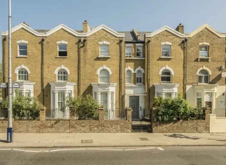 Acton Studio Flat Top Floor Ample Storage Near Transport