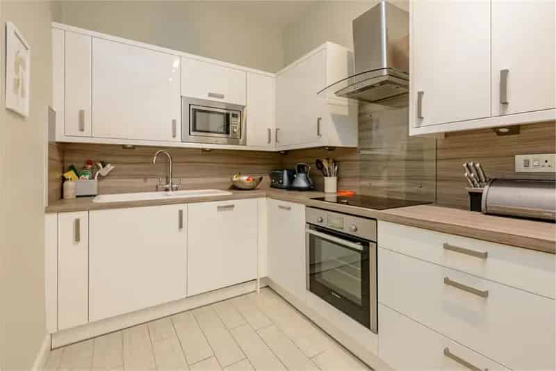 2 Bed Flat - Top Floor with 1 Reception Room