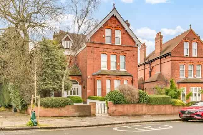 3-Bed Hampstead Village Apartment 1461sqft  Near Heath