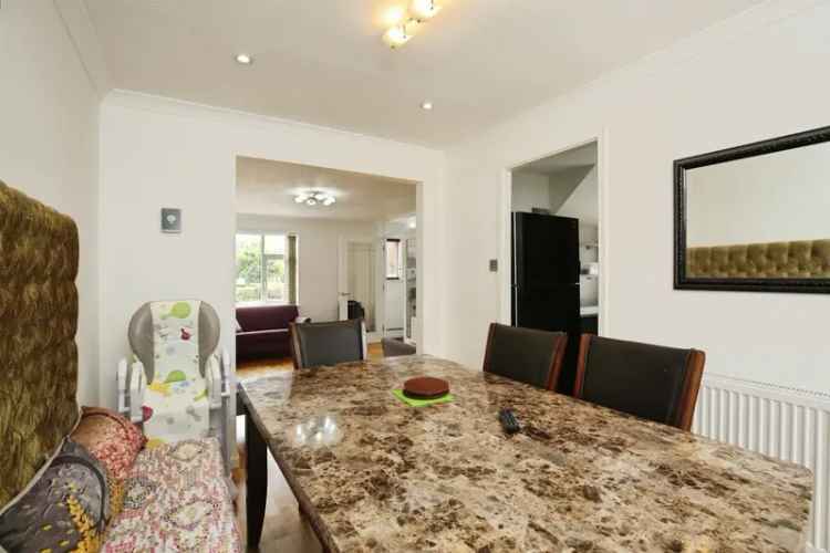 4 Bed Family Home Refurbished Kitchen En-Suite Garden Garage Parking