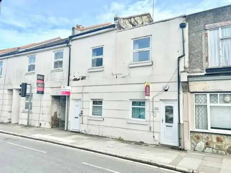 Two Double Bedroom First Floor Flat Near Shops and Motorway