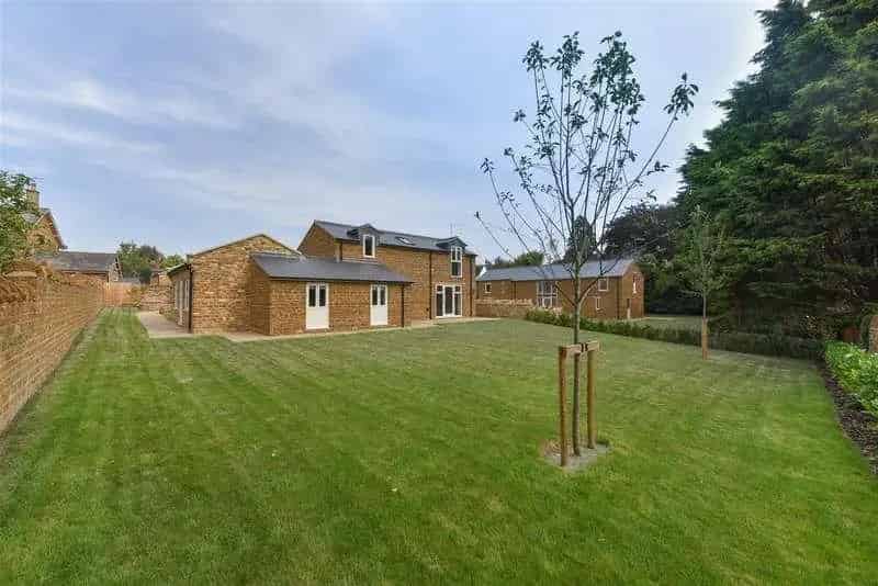 2 bed house for sale